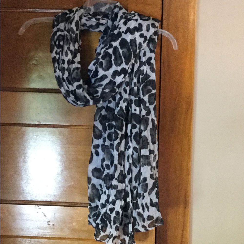 Animal print scarf.      E020